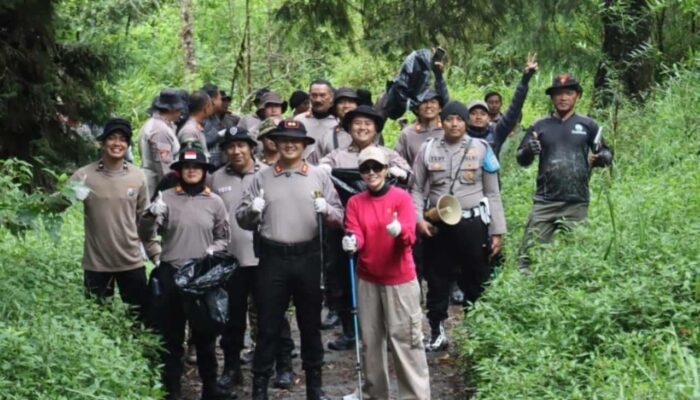 Polres Magetan Gelar Korve di Jalur Pendakian Gunung Lawu, Dukung Gerakan Indonesia ASRI