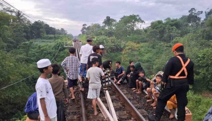 KAI Daop 8 Surabaya:  Bahaya Ngabuburit di Rel !