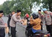 Hari ke-1 Ramadan, Kapolres Magetan Bagikan Takjil dan Ajak Tertib Lantas