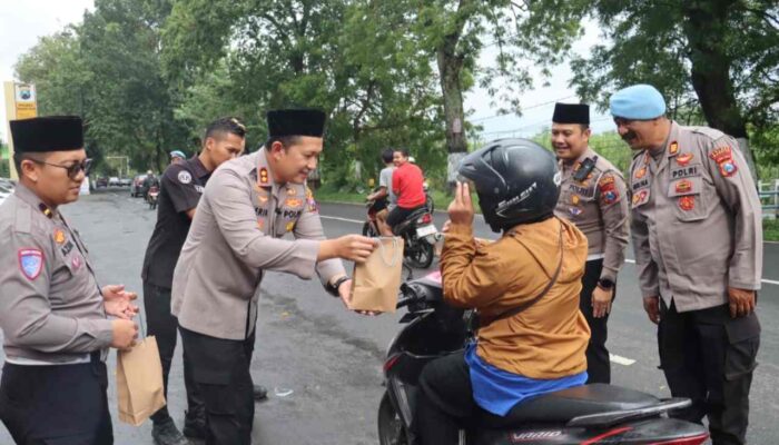 Hari ke-1 Ramadan, Kapolres Magetan Bagikan Takjil dan Ajak Tertib Lantas