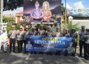 Kasatlantas Polres Magetan Bagi-bagi Bunga dan Es Krim ke Pengguna Jalan