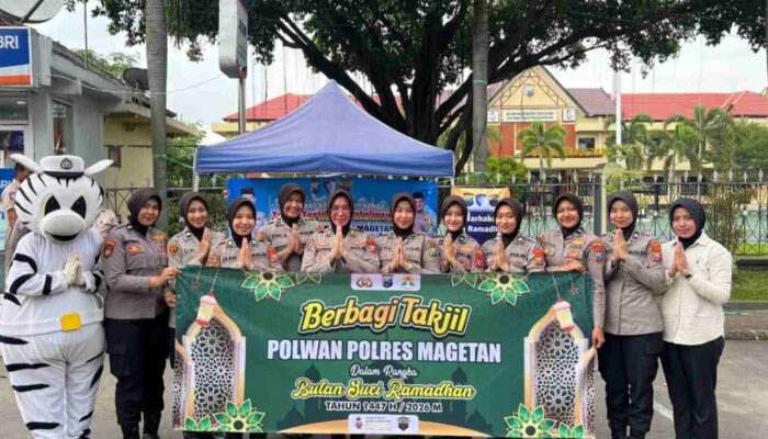 Tebar Berkah Ramadan, Polwan Polres Magetan Bagikan Takjil dan Sampaikan Pesan Kamtibmas