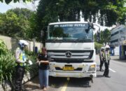 Polisi Tertibkan Truk Parkir Liar di Jalur Nasional Jombang, Sopir Disanksi Hafal Pancasila dan Ditilang
