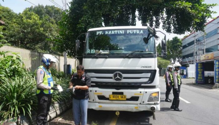 Polisi Tertibkan Truk Parkir Liar di Jalur Nasional Jombang, Sopir Disanksi Hafal Pancasila dan Ditilang