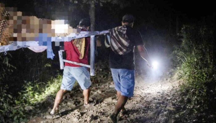 Jalan Rusak Parah, Jenazah Warga Dusun Kaligede Meduri Bojonegoro Terpaksa Ditandu 3 Kilometer