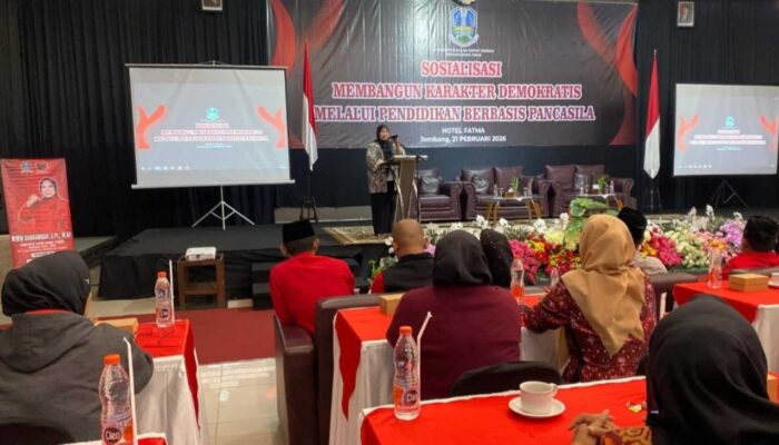 Bersama Warga Jombang, Wiwin Sumrambah Perkuat Karakter Demokrasi Lewat Pendidikan Pancasila