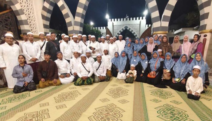 Haji Abdul Rohim Pimpin Jemaah Majelis Ar-Rohimin Tarawih Bersama Habib Syech