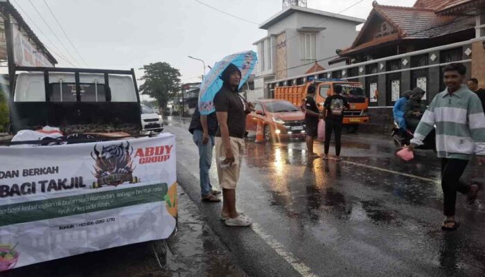 ABDY Group Bagikan 500 Bungkus Takjil di Exit Tol Madiun