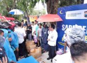 Hujan Tak Surutkan Semangat ASN BKKBN Jatim Berbagi Takjil di Terminal Bratang