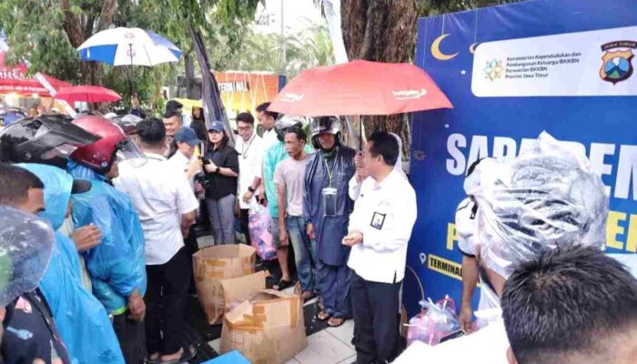Hujan Tak Surutkan Semangat ASN BKKBN Jatim Berbagi Takjil di Terminal Bratang
