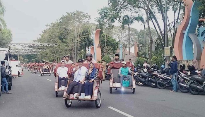 Pemkab Bojonegoro Serahkan Bantuan Presiden RI 200 Becak Listrik