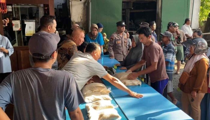 Pembagian Ratusan Sembako Jadi Ritual Syukur Rutin Candra di Jombang Jelang Lebaran
