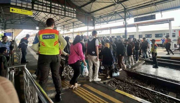 Mobilitas Lebaran Naik, Commuter Line Surabaya Jadi Andalan Warga