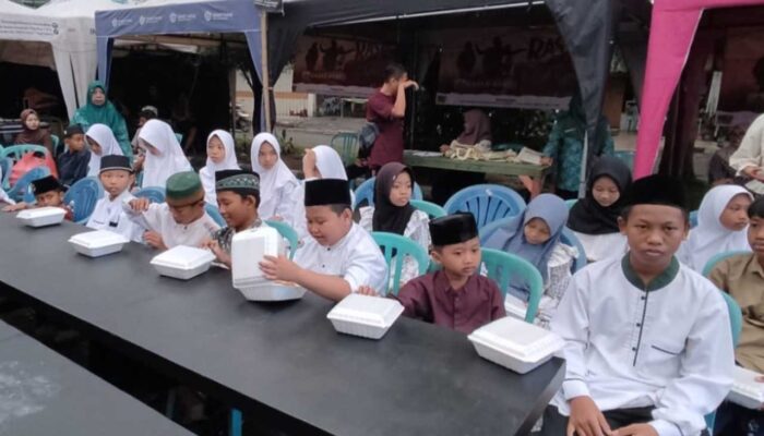 Giliran PKK Tompokersan, Santuni Anak Yatim dan Dhuafa di Ajang Fesratom 2026