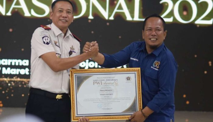 Harry Winarca Terima Penghargaan PWI, Tegaskan Komitmen Pelayanan dan Pembinaan