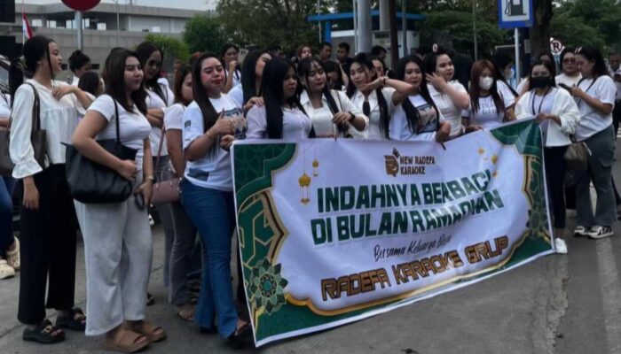 Ratusan Pemandu Lagu Cafe Radefa Bagikan 1.500 Paket Takjil