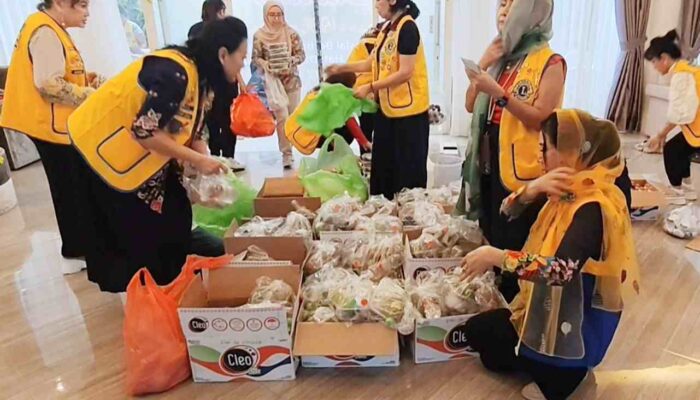 Lions Club Surabaya Shining Bagikan 1.200 Paket Takjil, Teguhkan Kepedulian
