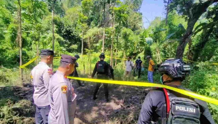 Blaaar ! Atap dan Rumah Warga Karangtengah Kandangan Kediri Jebol
