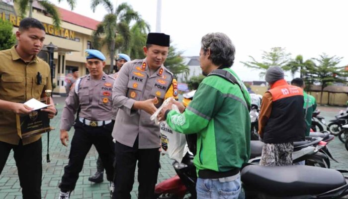 Polres Magetan Berbagi di Ramadan, Kapolres Salurkan Bingkisan Lebaran untuk Ojol dan Tukang Becak