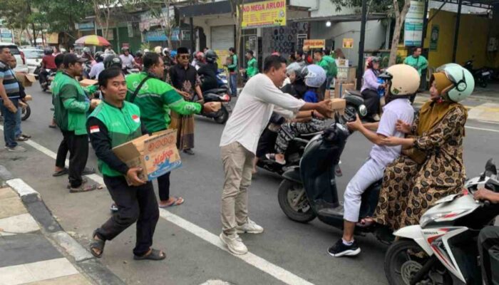 Tradisi Ramadan, Ojol Bojonegoro Bagikan 500 Takjil