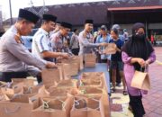 Tebar Kebaikan di Bulan Ramadan, Polres Ngawi dan Polsek Jajaran Bagikan Paket Takjil