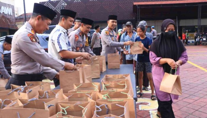 Tebar Kebaikan di Bulan Ramadan, Polres Ngawi dan Polsek Jajaran Bagikan Paket Takjil