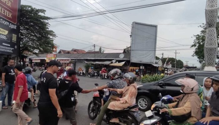 Panitia dan Peserta Fesratom 2026 Bagikan Takjil Gratis Hingga Salurkan Zakat Fitrah