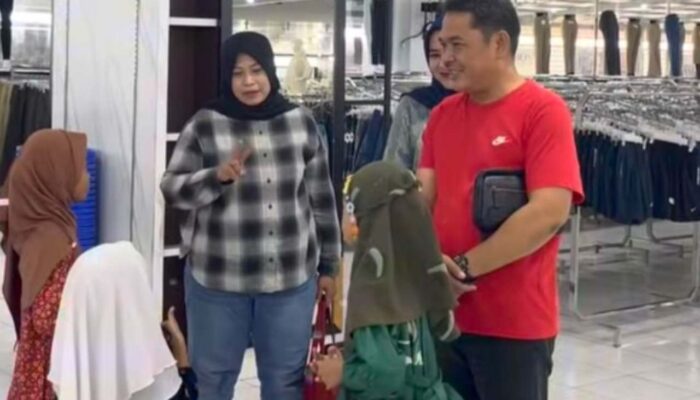 Wiwin Sumrambah Ajak Anak Yatim di Jombang  Belanja Baju Lebaran