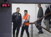 Eks Menag Yaqut Cholil Qoumas Kenakan Rompi Orange, Ditahan KPK Terkait Dugaan Korupsi Kuota Haji