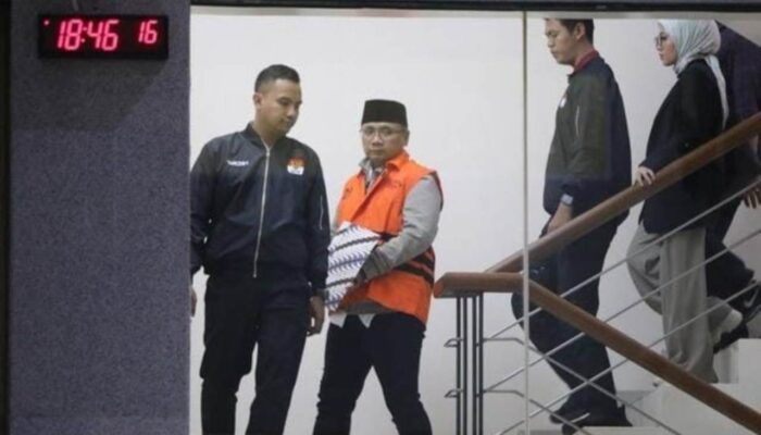 Eks Menag Yaqut Cholil Qoumas Kenakan Rompi Orange, Ditahan KPK Terkait Dugaan Korupsi Kuota Haji