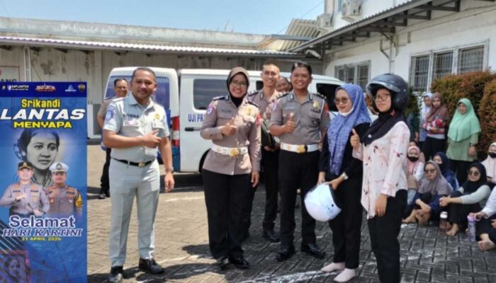 Hari Kartini Polres Magetan Edukasi, Keselamatan Lalin Bagi Karyawati Pabrik 