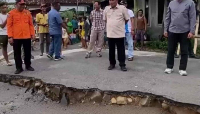Bupati Nganjuk Tinjau Tanah Longsor dan Jembatan di Desa Kedungdowo 