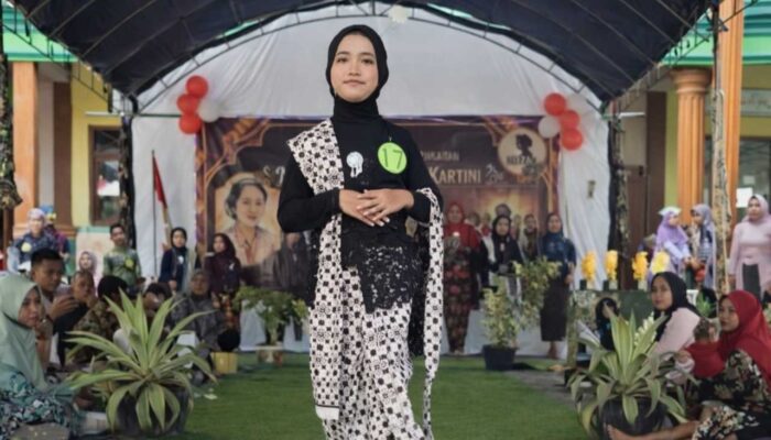 Peringati Hari Kartini, Yayasan Al Abror Asah Mental Siswa Lewat Fashion Show