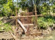 Pasca Viral, Jembatan Mangkrak Desa Padang Mentoyo Dibangun Kembali