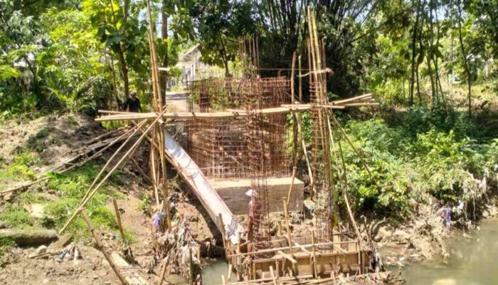 Pasca Viral, Jembatan Mangkrak Desa Padang Mentoyo Dibangun Kembali