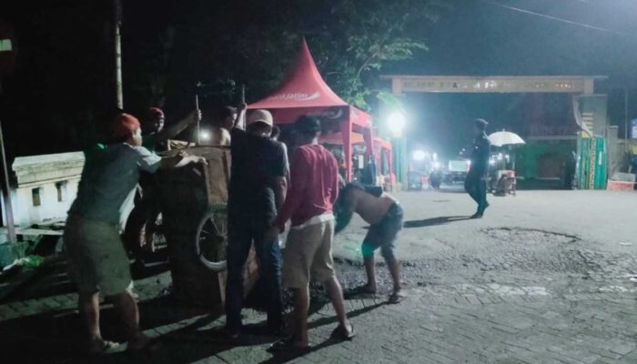 Duh, Jukir Pasar Porong Ini Terpaksa Perbaiki Jalan Swadaya