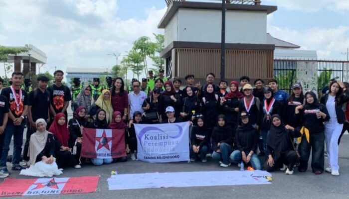 Peringati Hari Kartini, KPI-GMNI-AJI Bojonegoro Bagikan Bunga dan Suarakan Kesetaraan