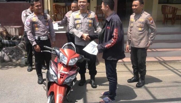 Kapolres Bangkalan Serahkan Motor Hilang 14 Tahun Silam