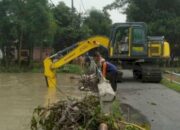 Gerak Cepat PUPR Jombang Bersihkan Sampah di Sungai Afvoer, Cegan Luapan Air