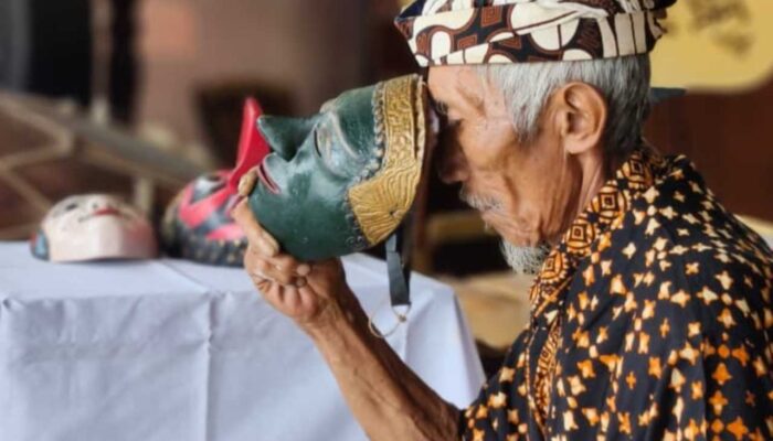 Siswa MAN 1 dan 2 Jombang Melihat dari Dekat Eksistensi Wayang Topeng Jati Duwur Tri Purwo Budoyo