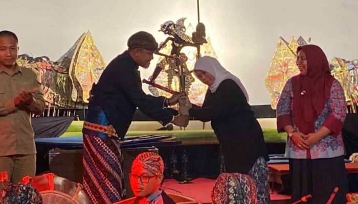 Ribuan Warga Jombang Bersama Wiwin Sumrambah Melepas Rindu Budaya Jawa Melalui Pertunjukan Wayang Kulit