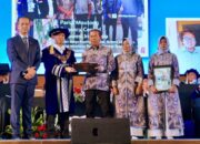 Menteri Transmigrasi Serahkan Ijazah Wisudawan ITS yang Wafat, Suasana Haru Pecah