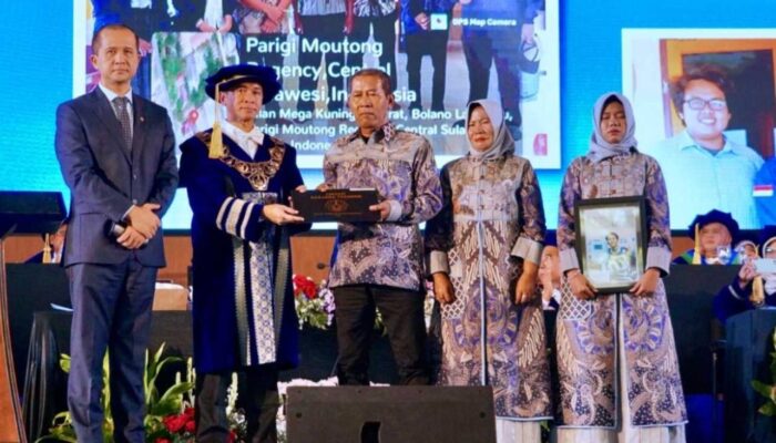 Menteri Transmigrasi Serahkan Ijazah Wisudawan ITS yang Wafat, Suasana Haru Pecah