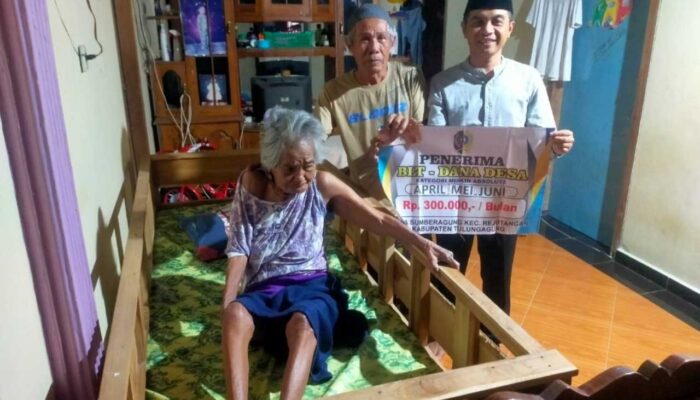 Pemdes Sumberagung Serahkan BLT-DD Tahap II TA 2026 Lewat Door to Door