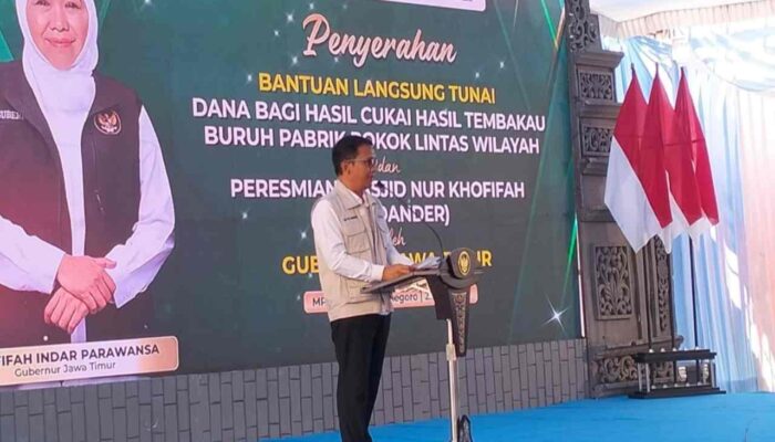 Bagikan BLT DBHCHT, Ini Pesan Bupati Bojonegoro