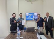 Mahasiswa TNI AL Berikan Cinderamata ke Dosen Pembimbing Usai Ujian Skripsi