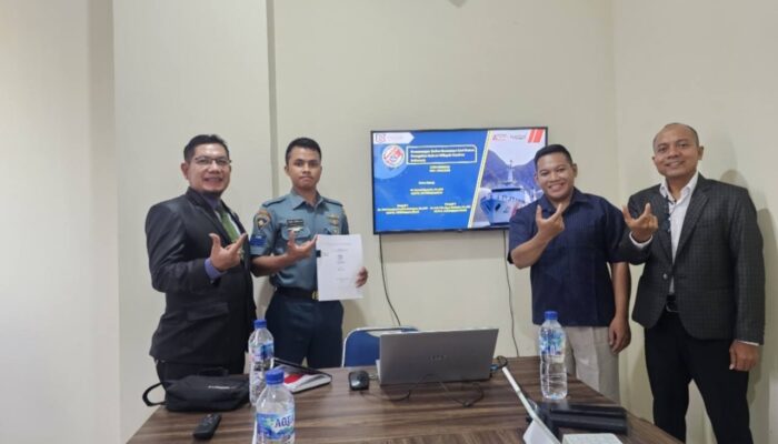 Mahasiswa TNI AL Berikan Cinderamata ke Dosen Pembimbing Usai Ujian Skripsi