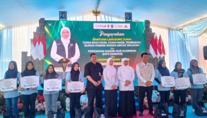 Gubernur Jatim Bagikan BLT DBHCHT, Berharap Buruh Rokok Sejahtera