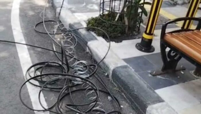 Kabel FO Berserakan di Jalan Bojonegoro, Bahayakan Pengguna Jalan