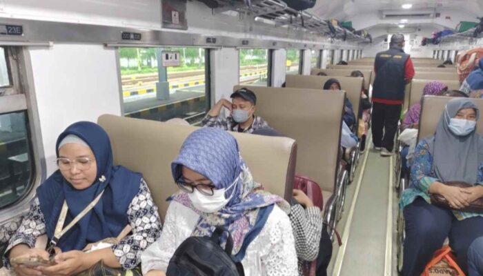 55 Ribu Penumpang Padati Commuter Line Surabaya di Puncak Arus Libur